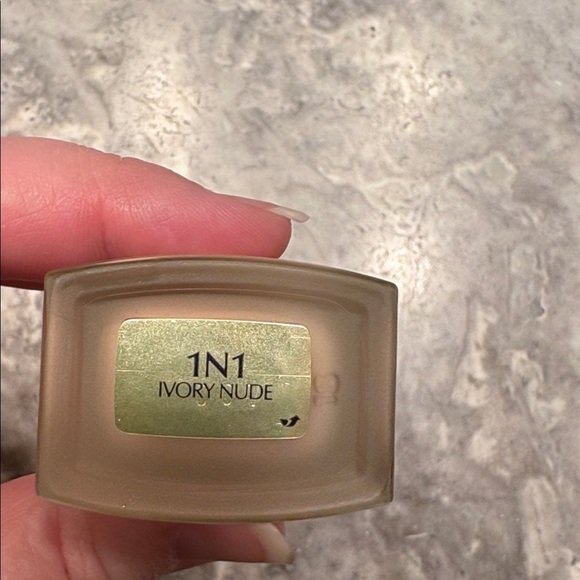 Estee Lauder Futurist Skin Tint Serum - 1N1 Ivory Nude - Picture 3 of 3